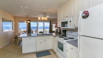 Townhome, Multiple Beds (Pelican Landing 2) | Private kitchen