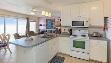 House, Multiple Beds (Pelican Landing 2) | Private kitchen