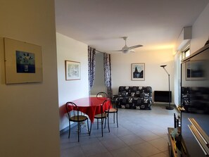 Interior - SAINT RAPHAEL La Péguière Facing the beach Sea view, Large studio 36m2, balcony for 4 people, parking (Saint Raphael)