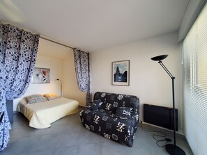 Iron/ironing board, WiFi, bed sheets - SAINT RAPHAEL La Péguière Facing the beach Sea view, Large studio 36m2, balcony for 4 people, parking (Saint Raphael)