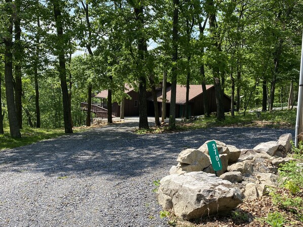 Property grounds - Secluded/Spacious Cabin with 5 BR, 5 min to resort "New Kitchen coming 2026!!" (James Creek)