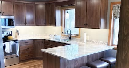 Secluded/Spacious Cabin with 5 BR, 5 min to resort "New Kitchen coming 2026!!"