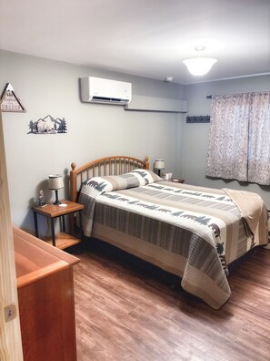 5 bedrooms, travel cot, free WiFi, bed sheets - Secluded/Spacious Cabin with 5 BR, 5 min to resort "New Kitchen coming 2026!!" (James Creek)