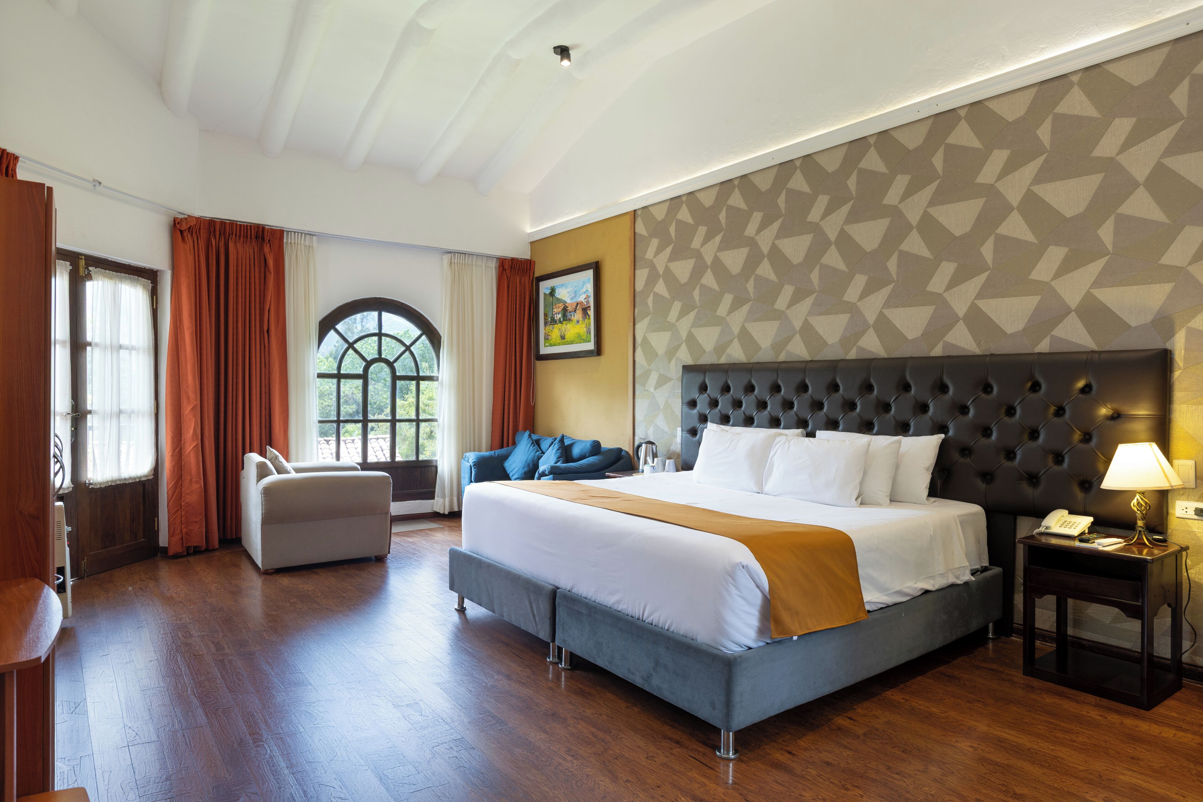 Standardsuite | Premium-sengetøj, dundyner, skrivebord, gratis Wi-Fi