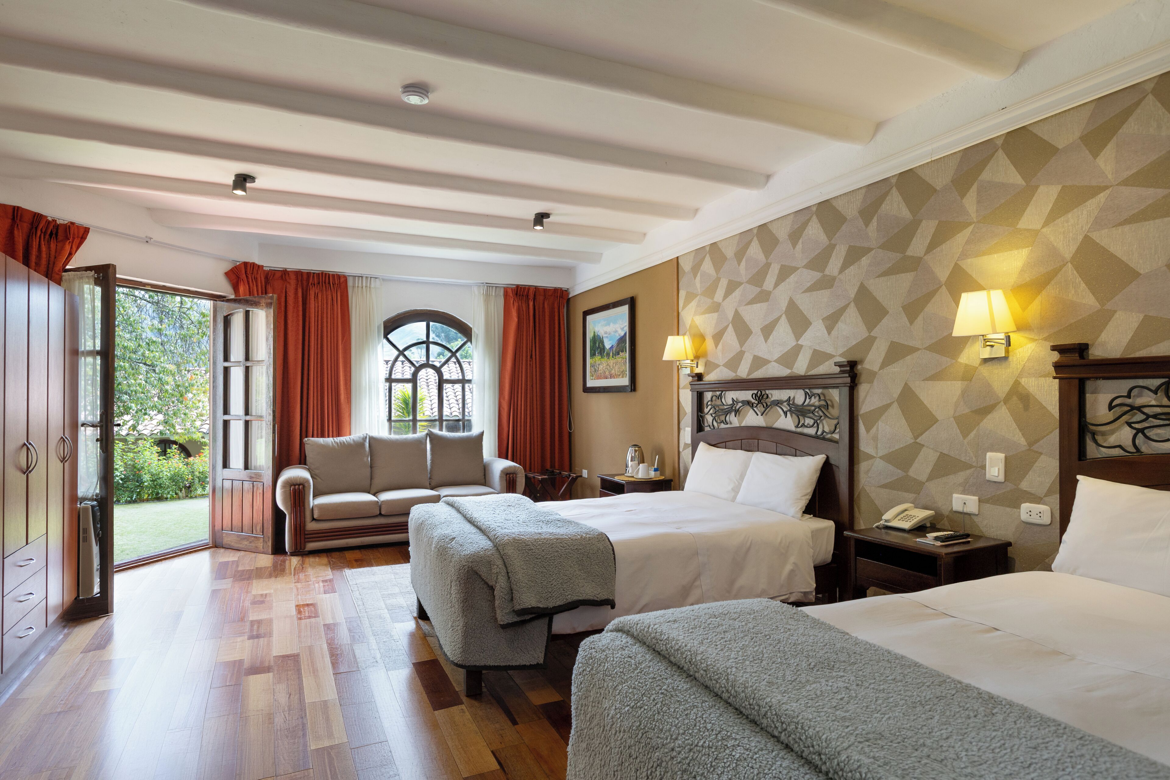 Suite estándar | Ropa de cama de alta calidad, edredones de plumas, escritorio