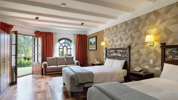 Suite estándar | Ropa de cama de alta calidad, edredones de plumas, escritorio