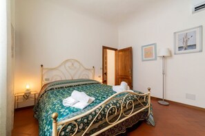 2 bedrooms, iron/ironing board - Large family apartment 6 sleeps in Santa Croce (Firenze)