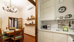 Une cuisine équipée d’un four à micro-ondes, d’un évier et de placards.