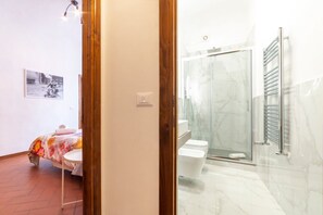 Shower, free toiletries, bidet, towels