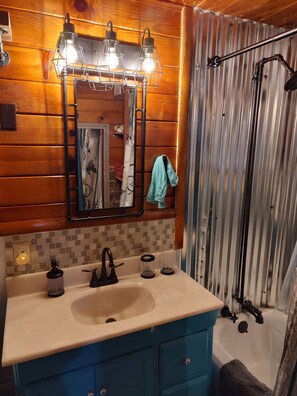 Duschwanne, Handtücher, Seife, Shampoo