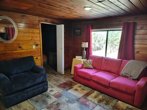 Smart-tv, een tafeltennistafel en een stereo