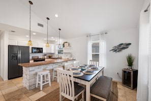 Dining - Clean & Beautiful Home Near The Beach (Galveston)