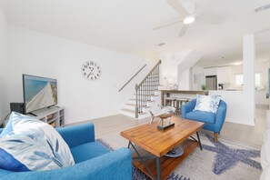 Smart TV, DVD player, books - 200 ft to toes in the sand...restaurants, shopping, biking, Mayo Clinic nearby! (Jacksonville Beach)