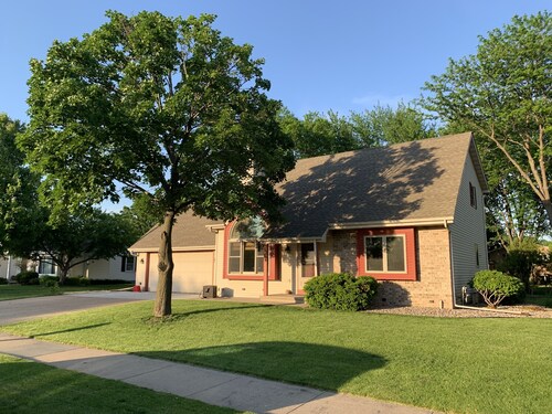 4.8 miles to EAA.  2 story with room for 8.  Easy access to Hwy 41