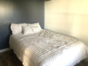 3 bedrooms, travel crib, free WiFi, bed sheets - Comfy home, 3rd row, step from the beach! (Oak Island)