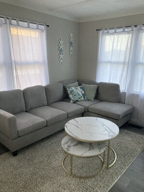 Smart-tv, een dvd-speler en een tafeltennistafel