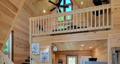 Need a Romantic Getaway? Hot Tub, Close to Polar Express, Casino and WCU Dogs OK