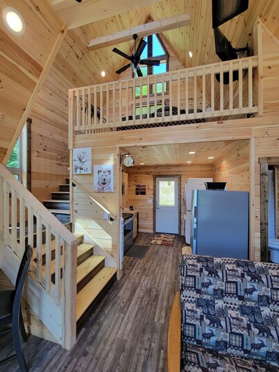 Need a Romantic Getaway? Hot Tub, Close to Polar Express, Casino and WCU Dogs OK