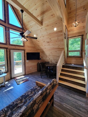 Romance & Relaxation w Hot Tub, Robes, Firepit. Near Casino and WCU Dogs OK