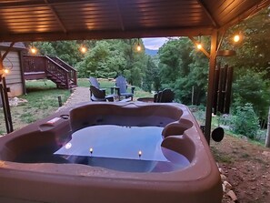 Outdoor spa tub - Need a Romantic Getaway? Hot Tub, Close to Polar Express, Casino and WCU Dogs OK (Whittier)