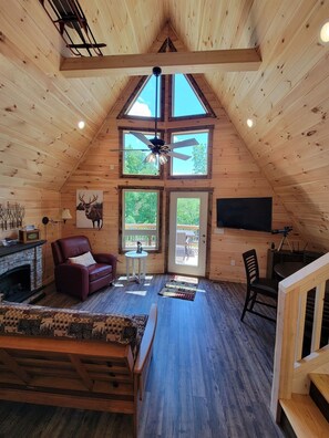 Smart TV, fireplace, DVD player - Need a Romantic Getaway? Hot Tub, Close to Polar Express, Casino and WCU Dogs OK (Whittier)