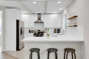 Geladeira, micro-ondas, fogão, cooktop