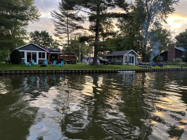 Exterior - Waterfront!Outdoor living! Canoe kayaks paddleboard 60 ft dock Newly Renovated (Bridgeport)