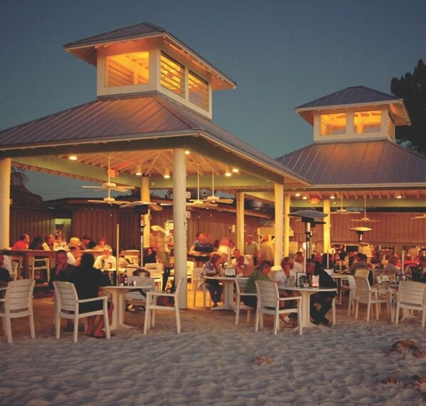 Un restaurant situé en bord de mer, doté d’une terrasse couverte et de plusieurs espaces de restauration.