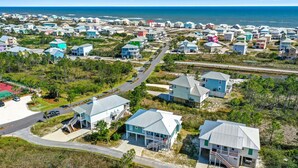 Un quartier résidentiel situé sur la côte, avec des maisons et une route.