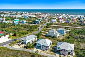 Un quartier résidentiel situé sur la côte, avec des maisons et une route.