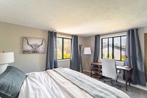 4 slaapkamers, een bureau, een strijkplank/strijkijzer, reisbedje