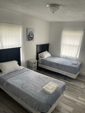 3 slaapkamers, een strijkplank/strijkijzer, gratis wifi, beddengoed