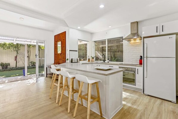 Refrigerador, microondas, horno, placa de cocina