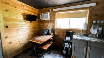 Réfrigérateur, four à micro-ondes, cafetière-théière, grille-pain