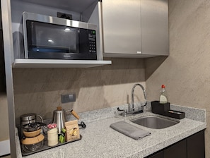 Refrigerador, microondas, horno y parrilla de estufa