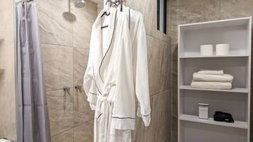 Ducha, secador de pelo, bidet, toallas