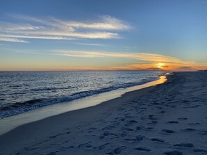 Playa en los alrededores, camastros y toallas de playa 