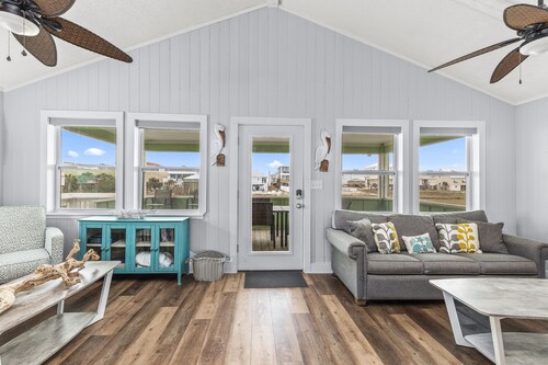 Adorable Beach Bungalow ONE BLOCK from the Gulf HEATED Pool available Oct-May!