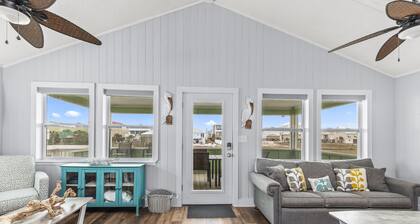 Adorable Beach Bungalow ONE BLOCK from the Gulf HEATED Pool available Oct-May!