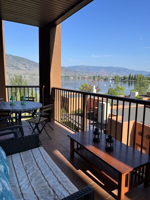 Outdoor dining - Large Lakefront 3 Bed Condo With Gorgeous Osoyoos Lake and Mountain Views (Osoyoos)