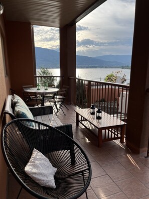 Outdoor dining - Large Lakefront 3 Bed Condo With Gorgeous Osoyoos Lake and Mountain Views (Osoyoos)