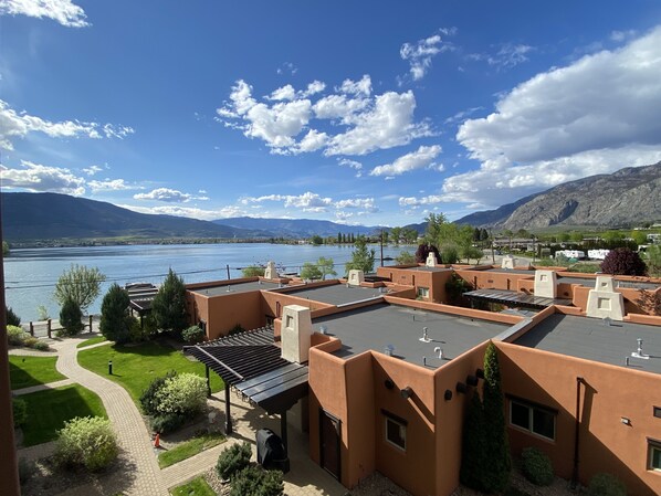 Property grounds - Large Lakefront 3 Bed Condo With Gorgeous Osoyoos Lake and Mountain Views (Osoyoos)