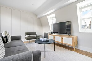 TV, stereo - Open plan Waterloo, 2BR, New build, terrace, by Blueground (London)