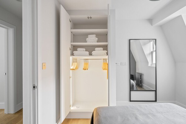 3 bedrooms, iron/ironing board, WiFi, bed sheets - Open plan Waterloo, 2BR, New build, terrace, by Blueground (London)