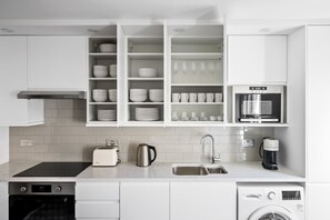 Kjøleskap, mikrobølgeovn, ovn og oppvaskmaskin