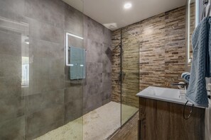 Shower, hair dryer - 4BR4BA Private Pool,Sauna, Putt-Putt & Fire Place (Noord)