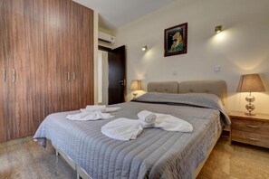 5 bedrooms, iron/ironing board, Internet, bed sheets