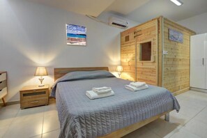 5 bedrooms, iron/ironing board, Internet, bed sheets