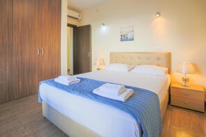 5 bedrooms, iron/ironing board, Internet, bed sheets