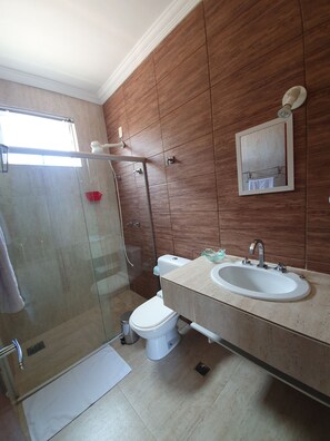 Suite familiar | Baño | Regadera, secadora de cabello, toallas, jabón